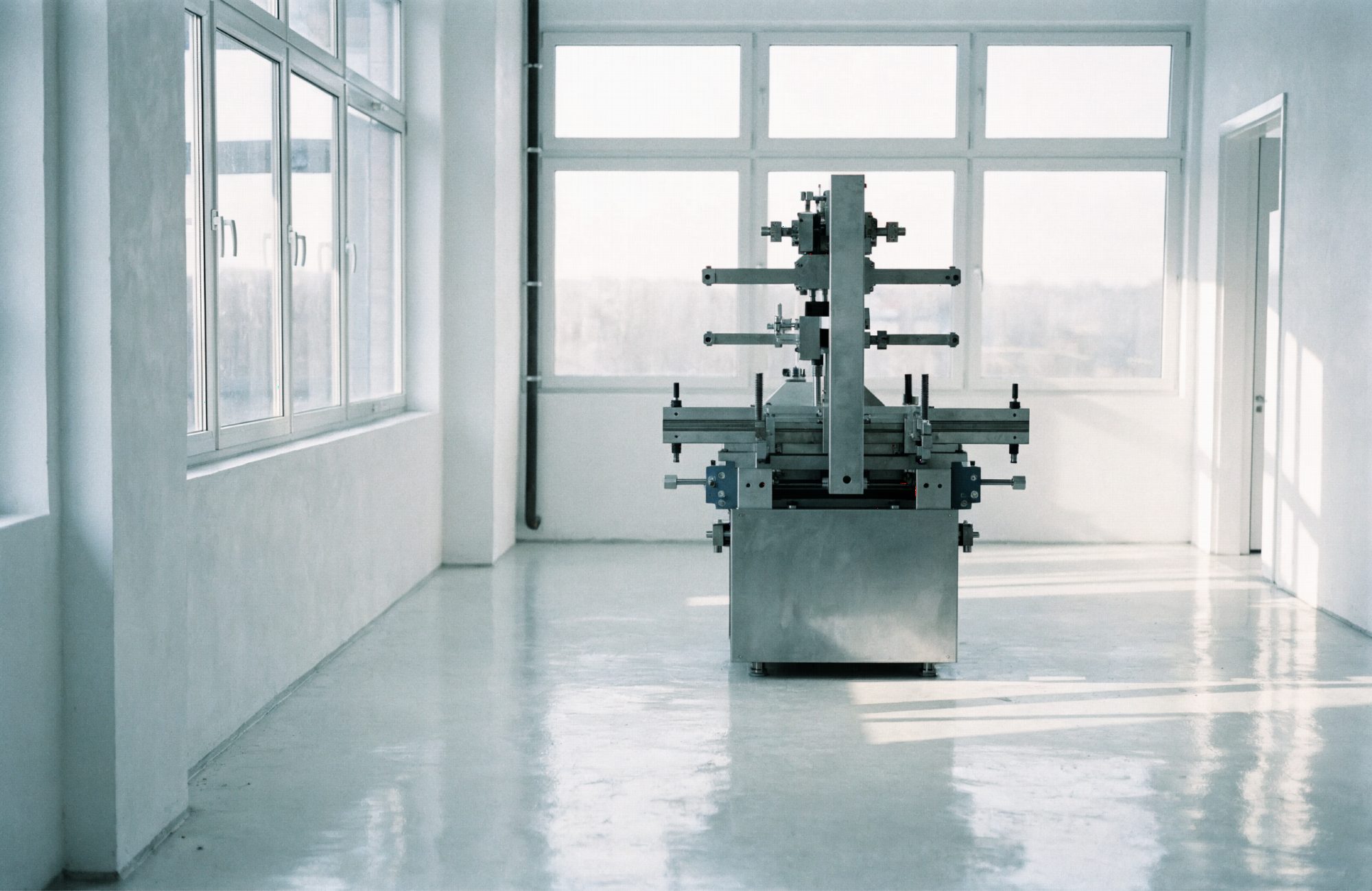 Neue Maschine in einer hellen Werkstatt Neu aufgestellte Werkzeugmaschine in einer hellen, leeren Werkstatt – KI-generiertes Symbolbild